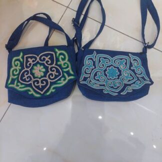 [KK008] 刺繍ひし形フラップ付きポシェット(小)